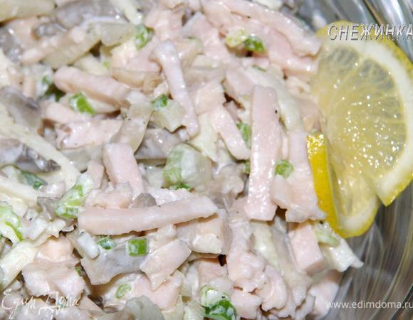 Перед подачей снова перемешать. Украсить дольками лимона.