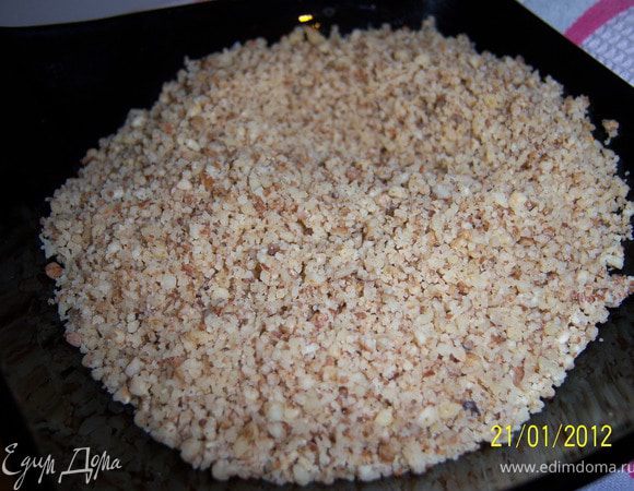 Орехи измельчите.