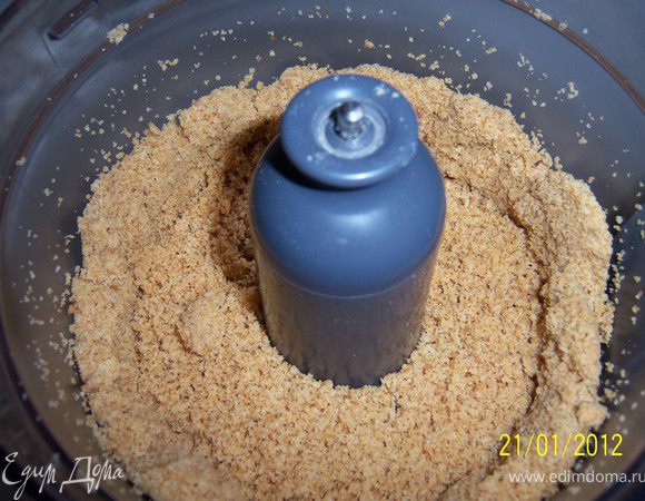 Остатки коржей измельчите и добавьте немного молотых орехов.