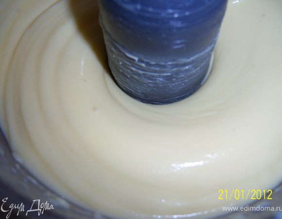 Сливочное масло и сгущенку хорошо перемешайте — получится крем.