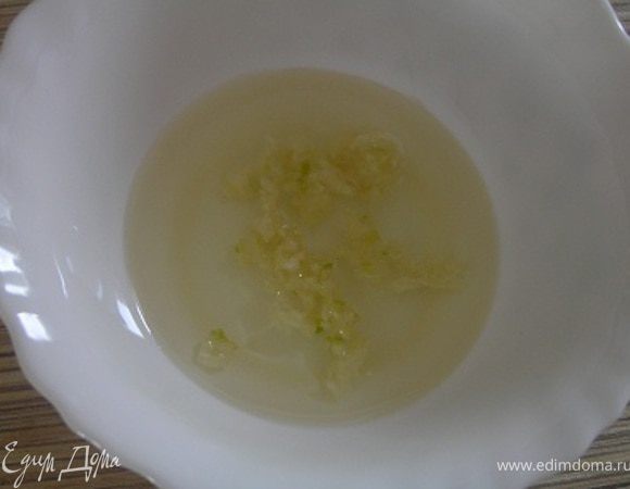 Приготовить крутоны. Для этого смешать оливковое масло с измельченным чесноком. Оставить на 15 минут.