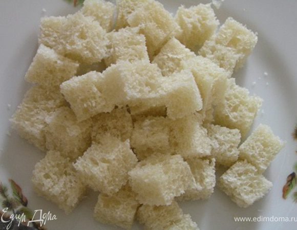 Батон нарезать кубиками,