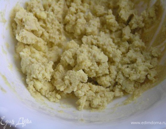 Приготовить соус. Желтки растереть с горчицей,