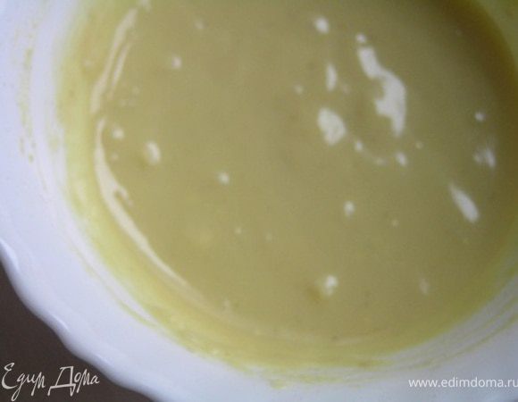 добавить масло, посолить и поперчить по вкусу, тщательно перемешать.