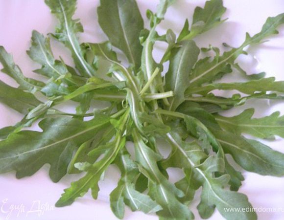 Сборка. Листья руколы промыть, обсушить, разложить по тарелкам, полить немного соусом.