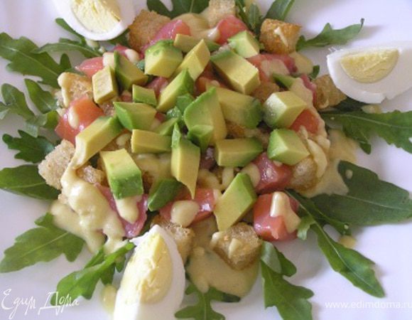 Затем выложить нарезанное кусочками авокадо и четвертинки яиц,