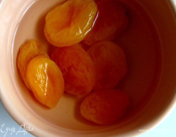 Курагу хорошо промыть, залить зеленым чаем.