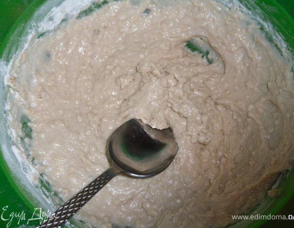 Яйцо взбить с сахаром, добавить растопленный и слегка охлажденный маргарин, соль, корицу, смешанную с содой муку, овсяные хлопья (быстрого приготовления, а если использовать геркулес, то замочить его предварительно в кефире на час) попеременно с простоквашей. 