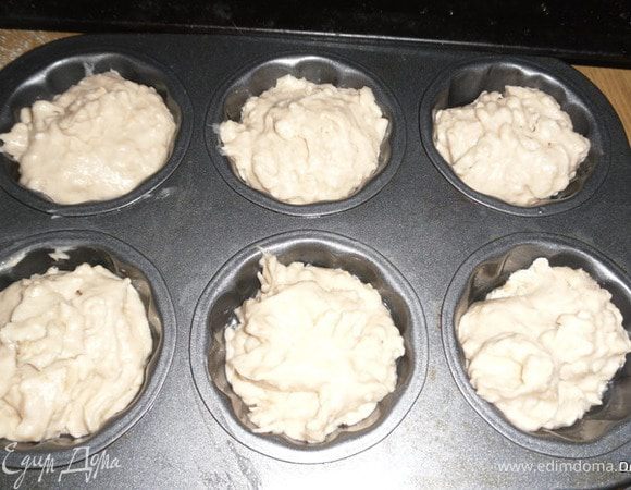 Тесто разлить по формочкам, смазанным маслом,