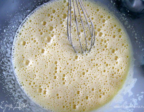 Яйца взбить с солью. Добавить порциями сахар и взбить еще. Добавить сгущенное молоко и взбить.