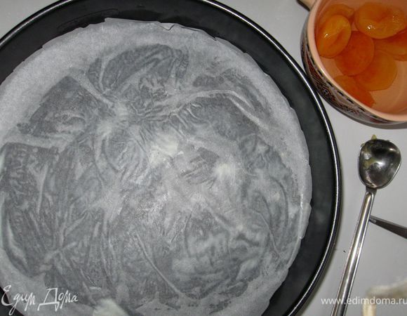 Дно формы (диаметром 26 см) смазать слив.маслом и выстелить пергаментом.