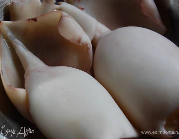 Кальмары сварим в подсоленной воде в течение 3-5мин. 