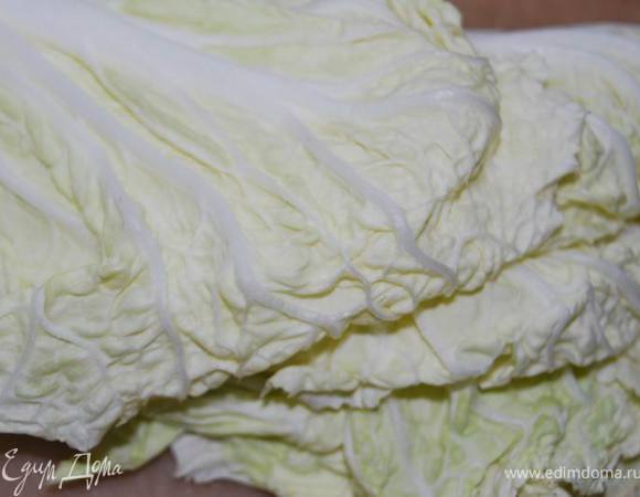 Листья пекинской капусты промоем,обсушим.