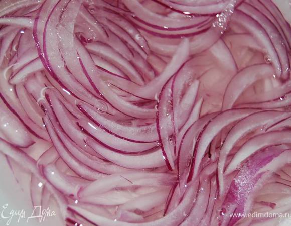 Лук тонко нарежем и замаринуем в небольшом количестве воды с лимонным соком и сахаром.