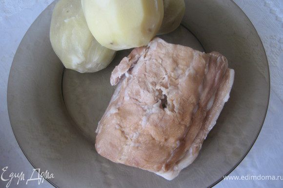 Картофель и мясо отварить в подсоленной воде и охладить. Отлить 0,5 стакана мясного бульона- это для соуса.