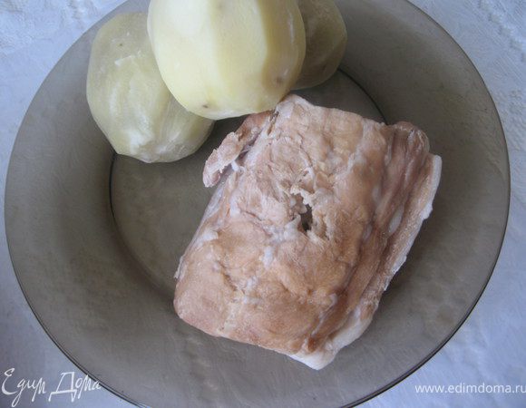 Картофель и мясо отварить в подсоленной воде и охладить. Отлить 0,5 стакана мясного бульона- это для соуса.
