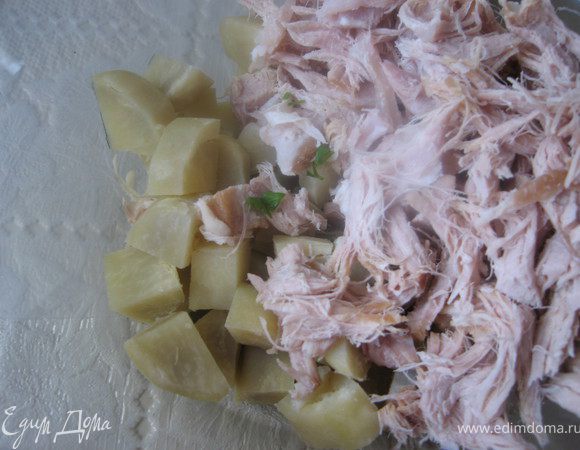 Картофель порезать крупными кубиками, мясо разобрать на волокна.