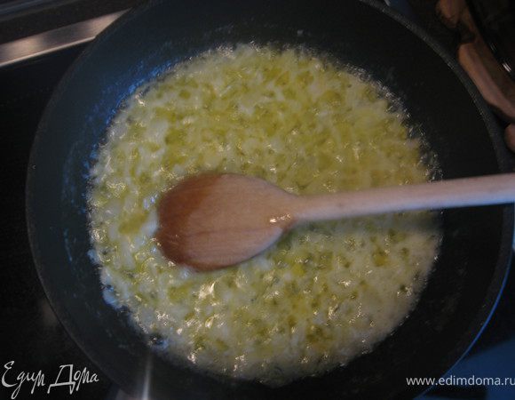 На маленьком огне обжарить лук со сливочным маслом до прозрачного состояния. Не пережарить!!