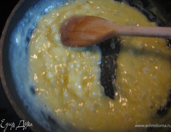 Теперь надо добавить желток так, чтобы он не сварился. Для этого сковородку снять с огня, добавить 3ст.л. бульона, перемешать, ввести желток, перемешать,вернуть на огонь и интенсивно помешивая, довести соус до загустения.