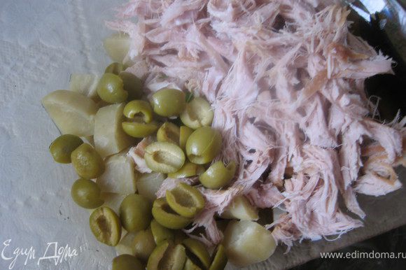 оливки разрезать на половинки и добавить к мясу и картофелю.