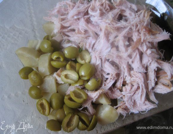 оливки разрезать на половинки и добавить к мясу и картофелю.