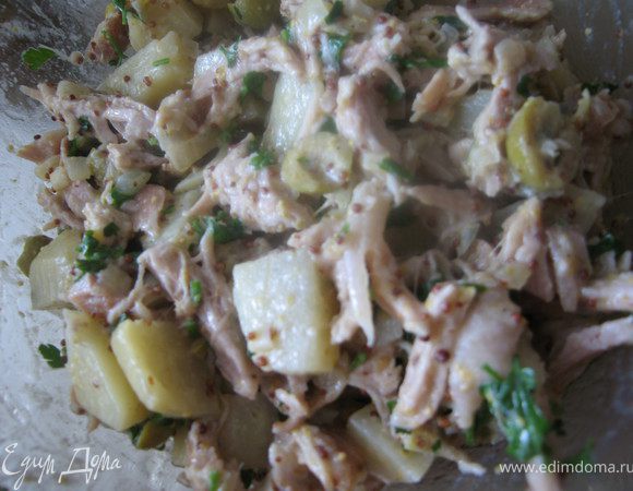 Добавить соус, перемешать и можно подавать на стол.