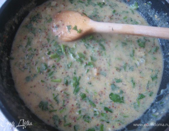 бульон,посолить поперчить,довести до кипения, снять с огня и добавить мелко порезанную петрушку