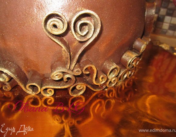 Или же покрыть торт шоко мастикой. И прикрепить вензелечки не много смочив их водкой.