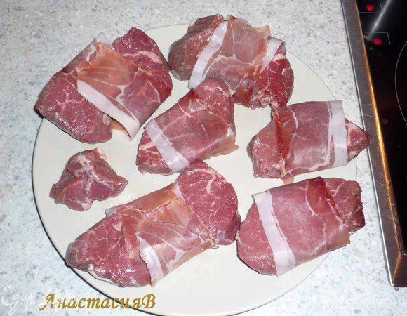 Фасоль отварить в подсоленой воде минут 10-12. Тимьян помыть и нащипать. Лук почистить и нарезать кубиками. Стейки высушить бумажным полотенцем и завернуть в бекон.
Картофель почистить, помыть и отварить в подсоленой воде ок. 20 минут.