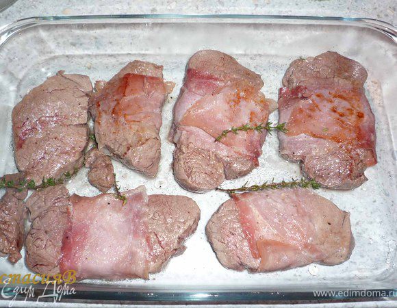Разогреть духовку до 200°C. Разогреть в сковороде оливковое масло. Обжарить стейки по 2-3 минуты с каждой стороны, добавив тимьян.
 Стейки посолить и поперчить и вместе с тимьяном переложить в форму для запекания (в любую форму, которую можно поставить в духовку).