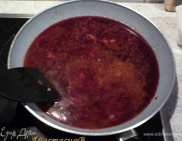 Обжарить половину лука в жире от стейков. Добавить томат.пасту, затем муку и при непрерывном помешивании немного протушить. Добавить вино и говяжий бульон, помешивая дать закипеть и 2 минуты 
проварить.