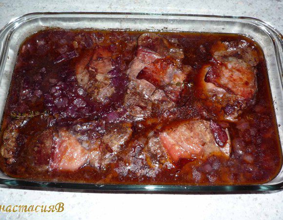 Выложить соус к стейкам и все поставить в духовку на 10-12 минут.