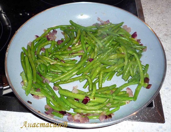 Тем временем слить воду с фасоли. В сковороде разогреть масло и подрумянить оставшийся лук. Посыпать 1 ст.л. сахара и, помешивая, карамелизировать. Добавить 5-6ст.л. воды, выложить фасоль, перемешать. Посолить, поперчить.