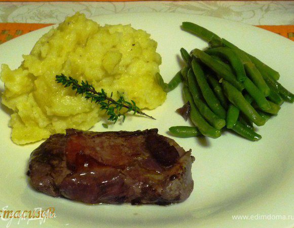 Молоко разогреть. Слить воду с картофеля, добавить к нему молоко и масло с трюфелями, сделать пюре. Посолить. Подавать к столу. Приятного аппетита!