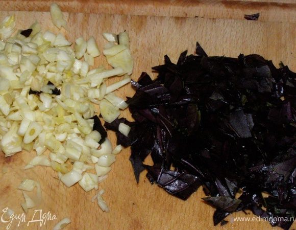 Для ржаных гренок мелко порубим чеснок и свежий базилик