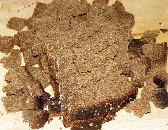 Хлеб нарежем кубиком со стороной 1 см