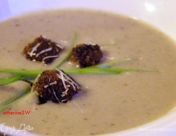 Добавляем сливки и тертый пармезан, прогреваем. Солим по необходимости. Наш зимний суп готов! Наливаем в тарелку, кладем сухарики, рубленный зеленый лук и базилик, сметану по вкусу. Приятного аппетита! Не готовьте слишком много! Все равно ничего не останется!))