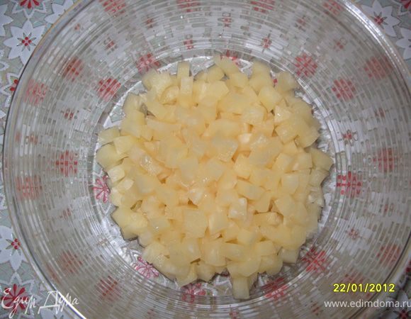 Нарезать средними квадратиками ананасы и мандарины.