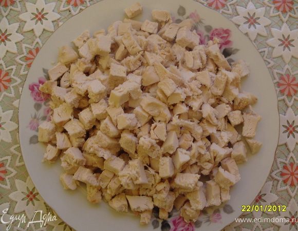 Также нарезать квадратиками отваренное филе.