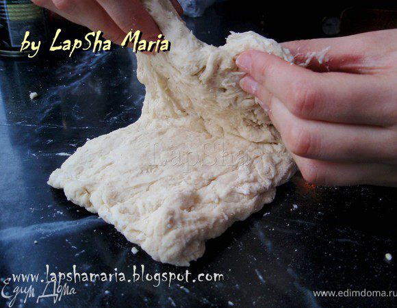 "Потяните ближнюю к вам сторону теста на себя и сложите вперед, выгибая аркой - так, чтобы захватить внутрь побольше воздуха. Одновременно продолжайте растягивать тесто вдоль и по бокам, подтыкая края. Продолжайте эту последовательность движений". По началу это не очень просто, но потом я приноровилась, да и тесто стало податливей. 