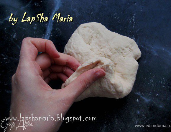 "В процессе работы тесто станет менее липким, более эластичным и начнет оживать у вас в руках. Продолжайте месить, пока оно не начнет полностью отлипать от поверхности, на вид станет шелковым, а на ощупь - гладким, упругим  и при этом нежным и податливым. Теперь можно слегка присыпать поверхность мукой, выложить на нее тесто и сформировать шар, по очереди заворачивая края к центру."