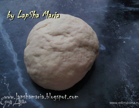 "Потом переверните шар, оформите его и подоткните края." Теперь тесто нужно оставить в теплом месте, чтобы оно поднялось, примерно на 30 минут. Накройте обязательно полотенцем, чтобы  тесто не заветривалось и не сохло.