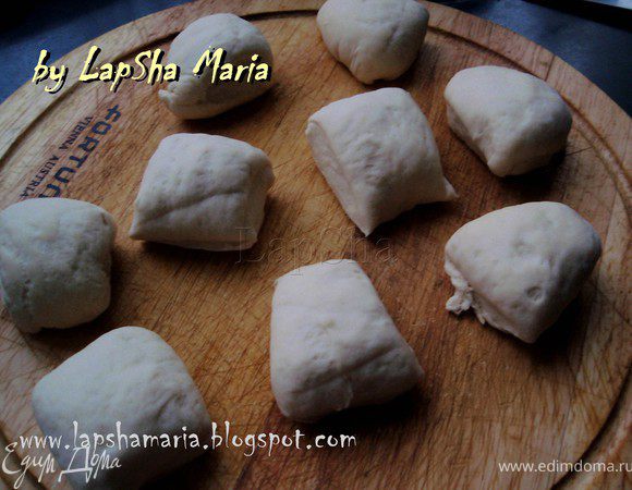 Поставим духовку на 250С. Тесто разделим на 9-10 кусочков и оставим его ещё на 5 минут в теплом месте.