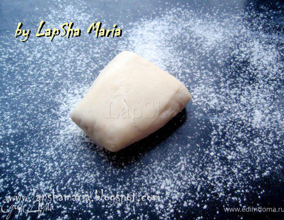 Присыпем поверхность просеянной мукой.