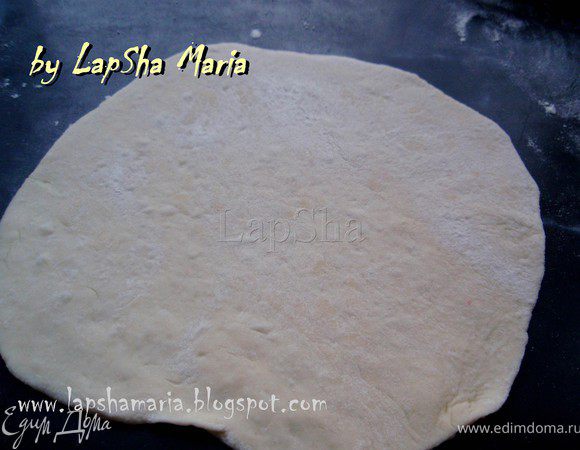 Проверьте, чтобы ни на рабочей поверхности, ни на скалке не было налипших кусочков сухого теста - любые частицы, попавшие в тесто, не дадут хлебной миске подняться. Раскатаем каждый кусок теста в плоский диск 1-2 мм толщиной.