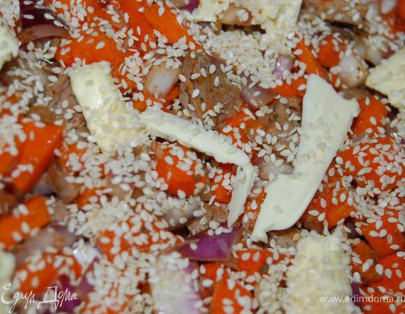 Сверху начинки - кусочки сливочного масла,не жалея (от этого будет только вкуснее) и посыпаем пирог кунжутом.