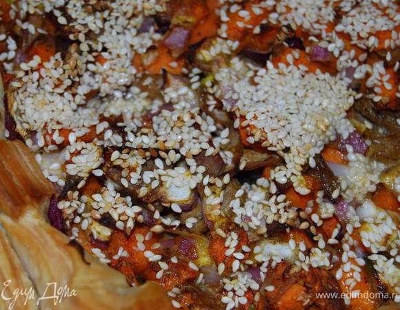 Накроем форму фольгой и поставим пирог запекаться в разогретую до 200 градусов духовку на 20 минут, затем снимем фольгу, уменьшим температуру до 180 градусов и продолжим запекать до готовности минут 15-20 (ориентируйтесь по своей духовке).