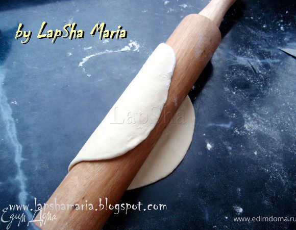 С помощью скалки перенесем диск на перевернутый противень или пекарский камень.