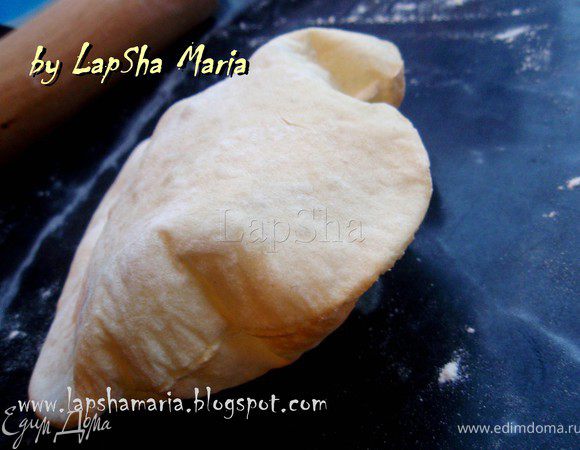 Миски придется печь по одной. Особенно для первого раза. Выпекаем 3-9 минут. Всё зависит от вашей духовки, у меня примерно минут 7 каждая запекалась. Следите за мисочками, они должны раздуваться очень быстро. Они готовы, когда объем значительно увеличился, а корка приобрела золотистый оттенок и издает гулкий "полый" звук, если по ней аккуратно постучать пальцем. Осторожно вытащите каждую миску из духовки и охладите на решетке. Хлебные миски лучше всего использовать через 3-4 часа после выпечки, но можно хранить и пару дней. (Не кладите их в целлофан - от этого они станут мягкими). Скажу по правде, у меня мисочка получилось не с первого раза. Да и сам автор пишет, что мисочек получиться примерно половина. 