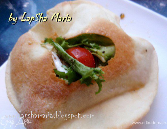 Приступим к подаче. Для этого мокрой кистью "нарисуйте" маленький круг в основании миски, чтобы размягчить корку, и осторожно очень острым ножом вырежьте этот размягченный диск. Аккуратно наполните миски салатом и поставьте на тарелки отверстием вниз.